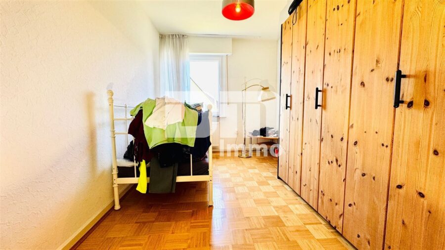 Zeitlose Eleganz trifft Moderne: Modernisiertes Einfamilienhaus mit großem Garten und Garage - OG Schlafzimmer / Kind 2